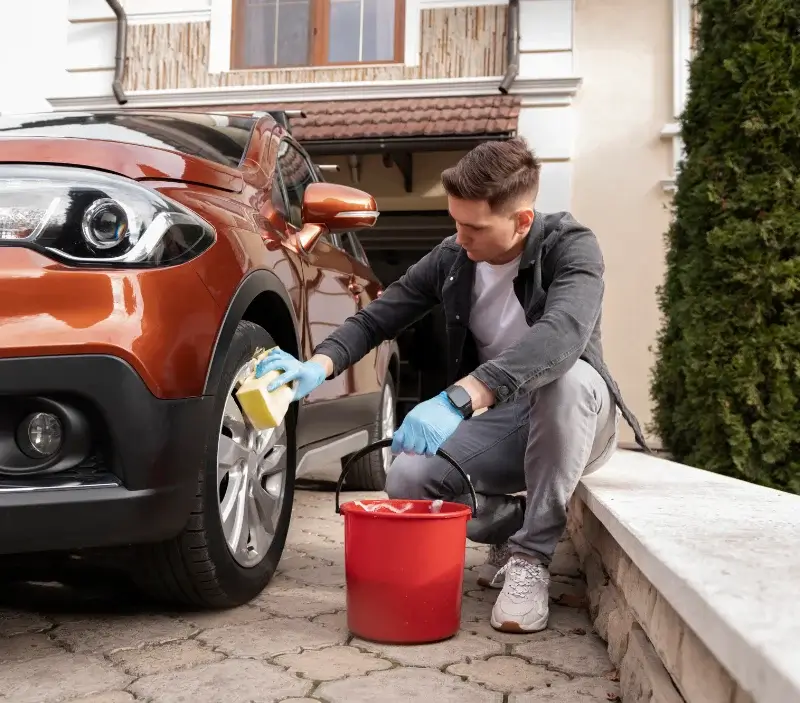 Lavage auto à domicile Pandrignes : professionnel intervenant sur un véhicule